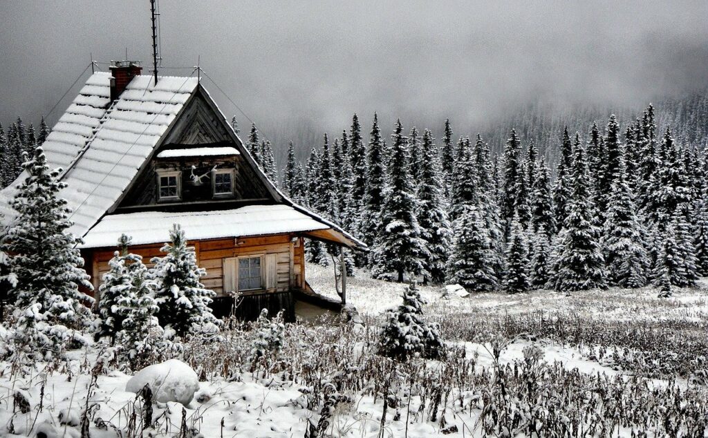 maison sous la neige