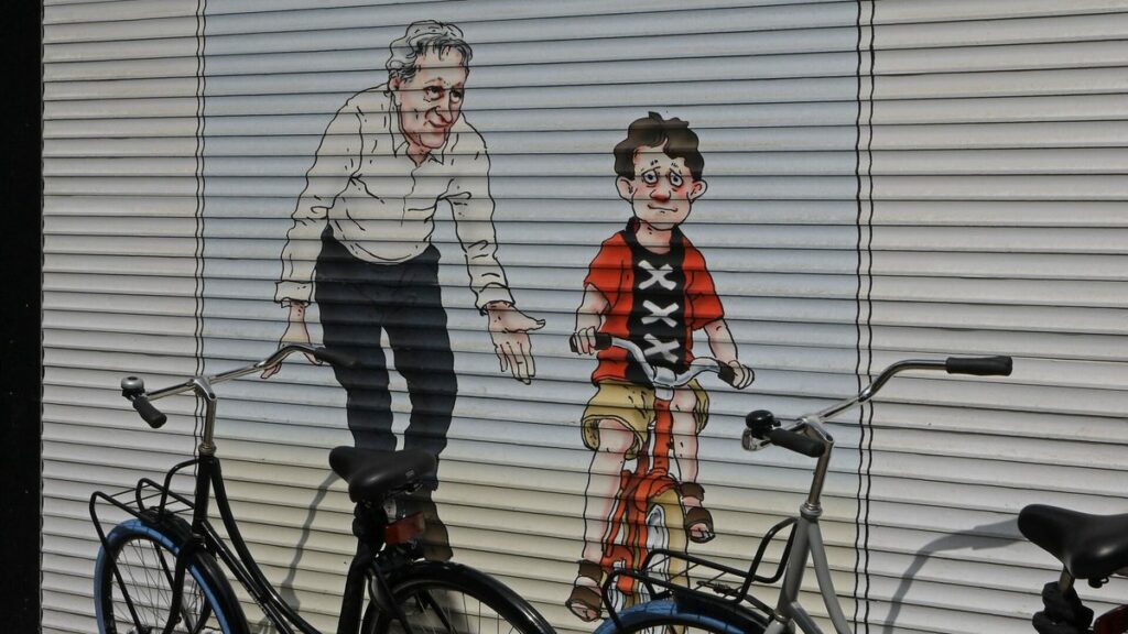 Rideau métallique de boutique baissé, avec deux vélos garés devant